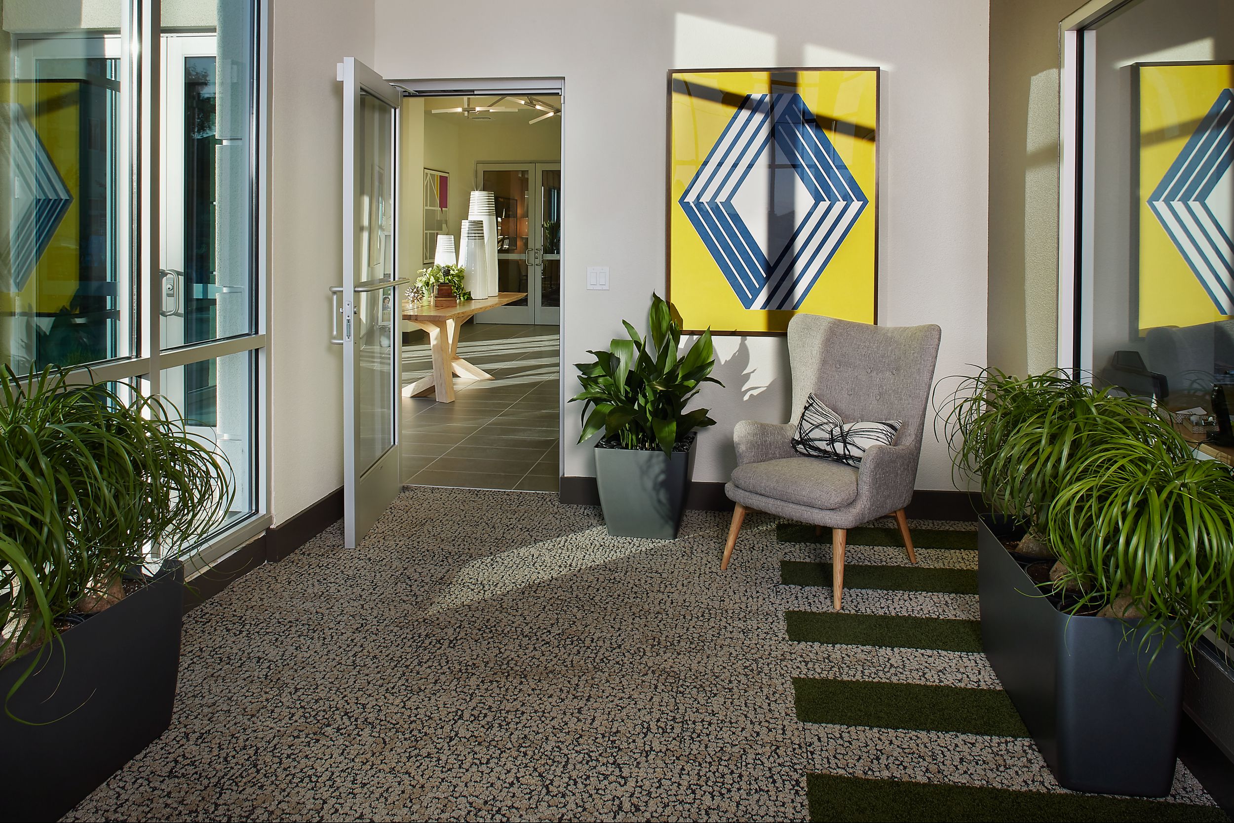 Interface HN840 plank carpet tile in foyer of Linq Leasing Office imagen número 12